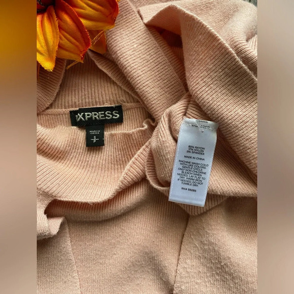 🦋B2G1🦋EXPRESS Key Hole Short Sleeved Mock Neck Sweater | SMALL | - Picture 7 of 8